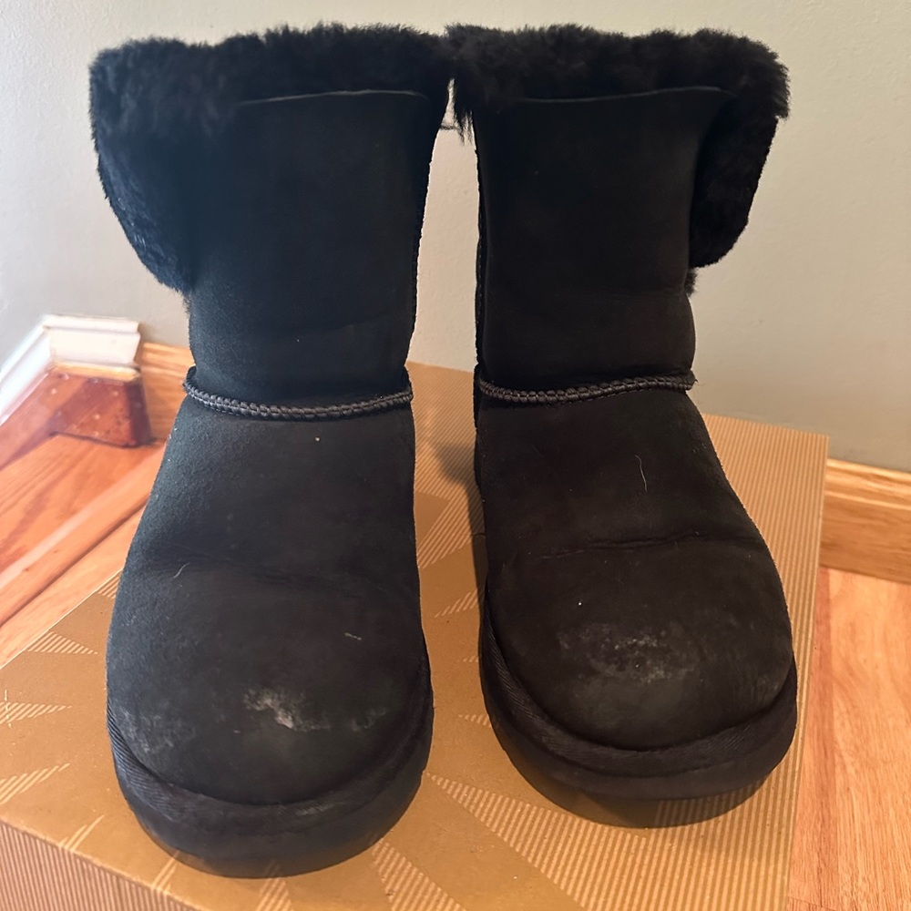 UGG Bailey Button - Picture 2 of 12